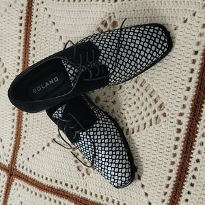 Silver and black men's dress shoe